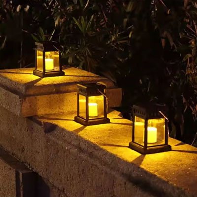 Lanterne solaire EcoAmbra dans allee 1