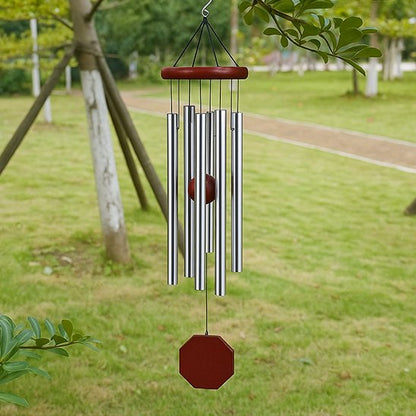 Carillon métal bois dans un arbre