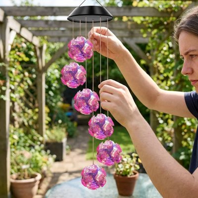 Carillon rose dans pergola