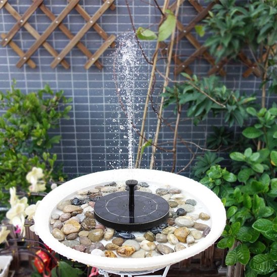 Fontaine solaire dans jardin