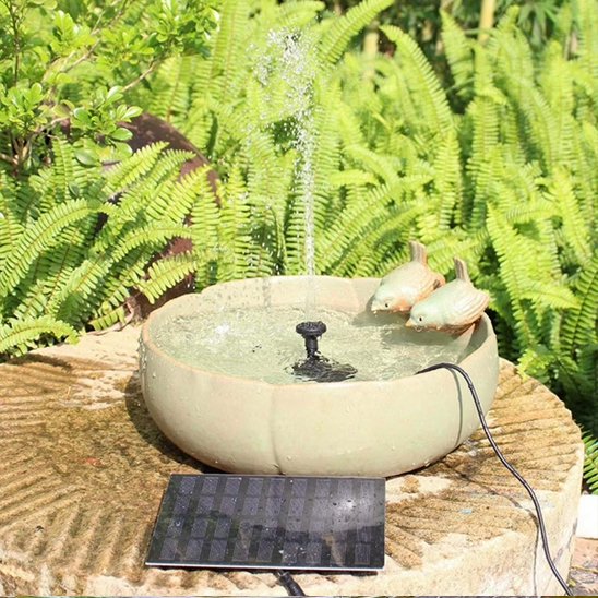 Fontaine solaire dans une vasque