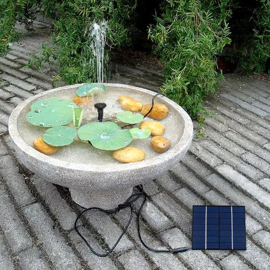 Fontaine solaire près du sol