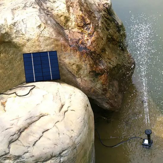 Fontaine solaire sur des roches