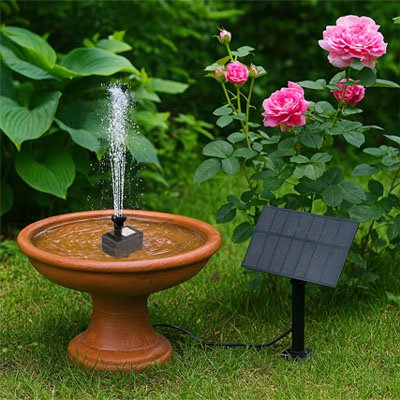 Fontaine solaire sur pelouse