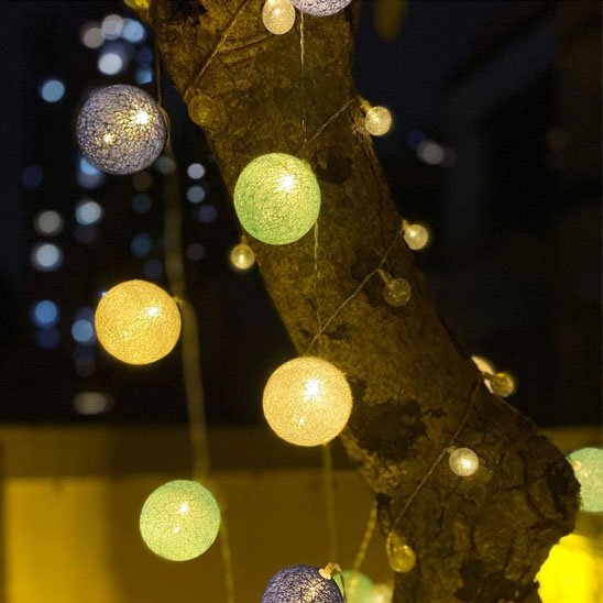 guirlande-lumineuse-dans-un-arbre