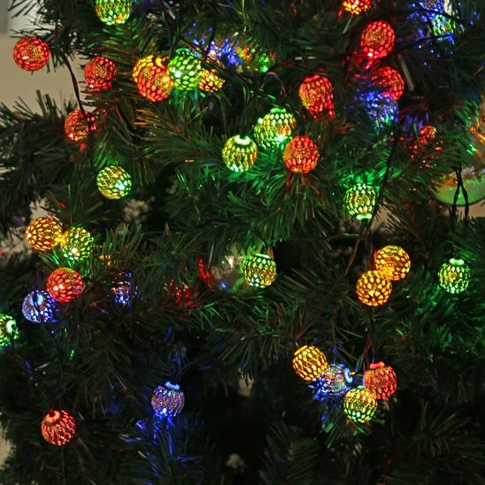 Guirlande lumineuse  magique dans sapin