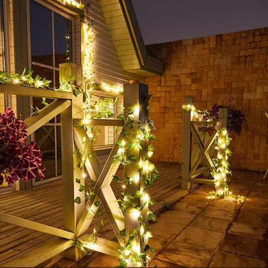 guirlande lumineuse solaire devant maison