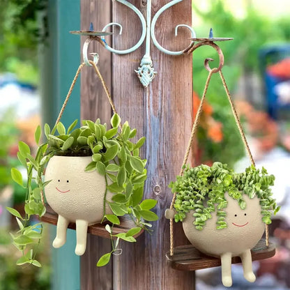 jardiniere exterieure sur balancoire deux bonhommes sourire