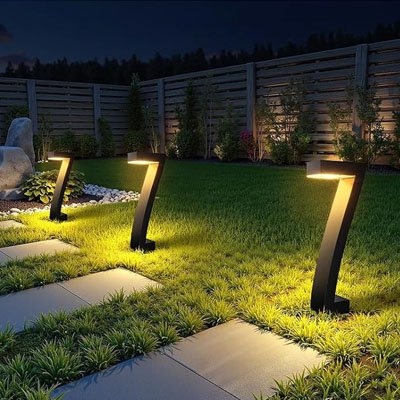 lampe solaire exterieur en forme de 7 sur allee