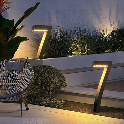 lampe solaire exterieur en forme de 7 sur terrasse