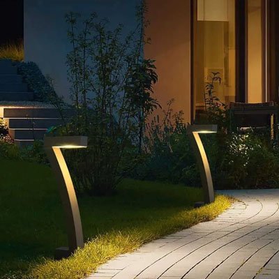 lampe solaire exterieur en forme de 7 sur trottoir