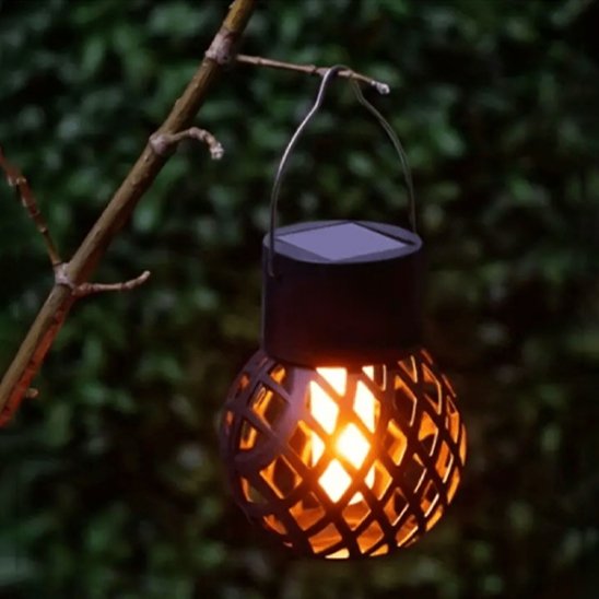 lanterne solaire accrochee a un arbre