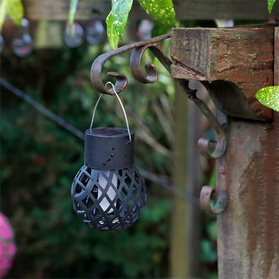 Lanterne solaire accrochée clôture