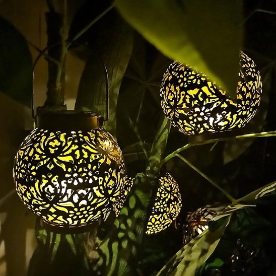 Lanterne-solaire-accrochée-dans-arbre